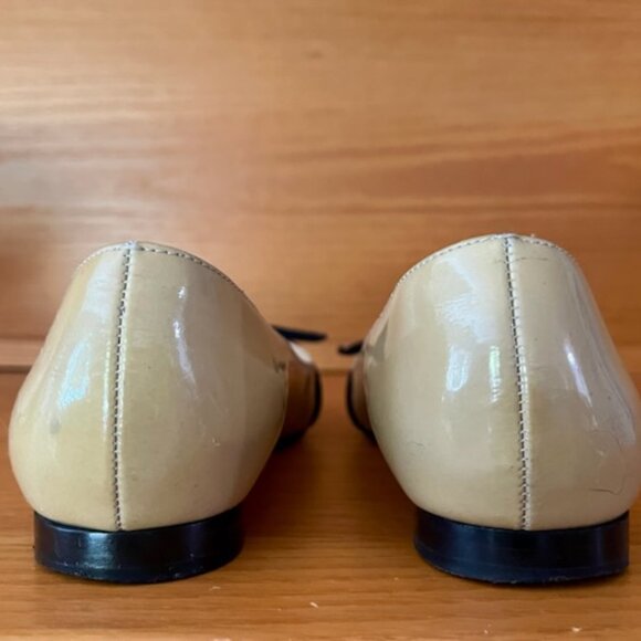 Kate Spade tan pointed toe flat w/black bow accents-Woman’s 6 - Picture 14 of 15